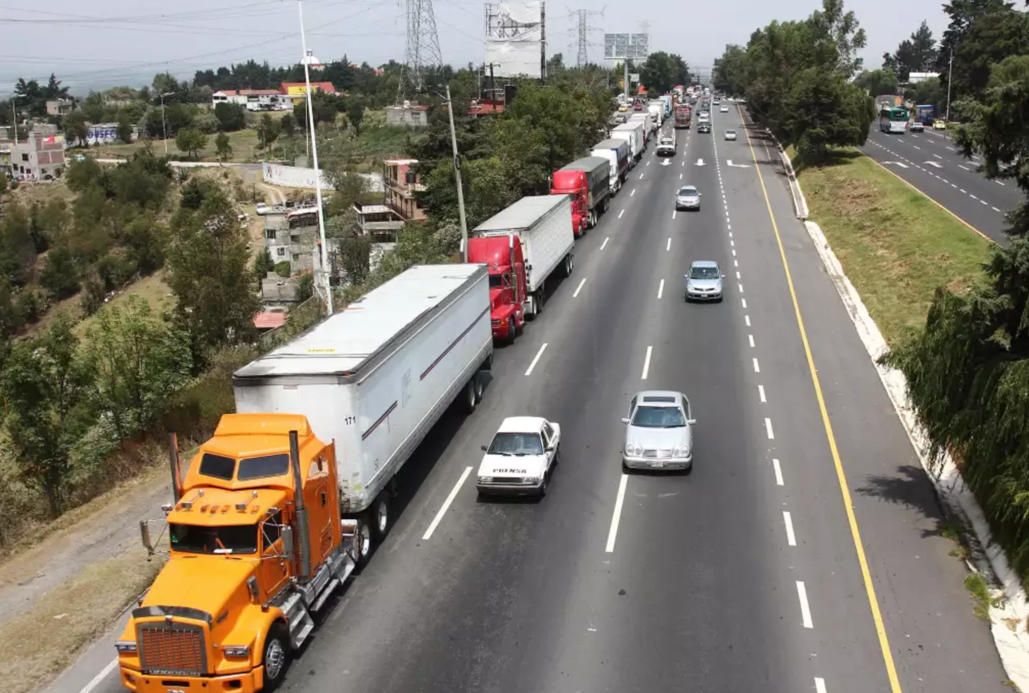 Graban choque múltiple en la autopista Guadalajara-Colima